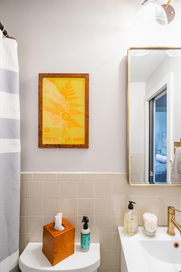 Bedroom In Thoughtfully Decorated East Passyunk Home Filadelfia Zewnętrze zdjęcie